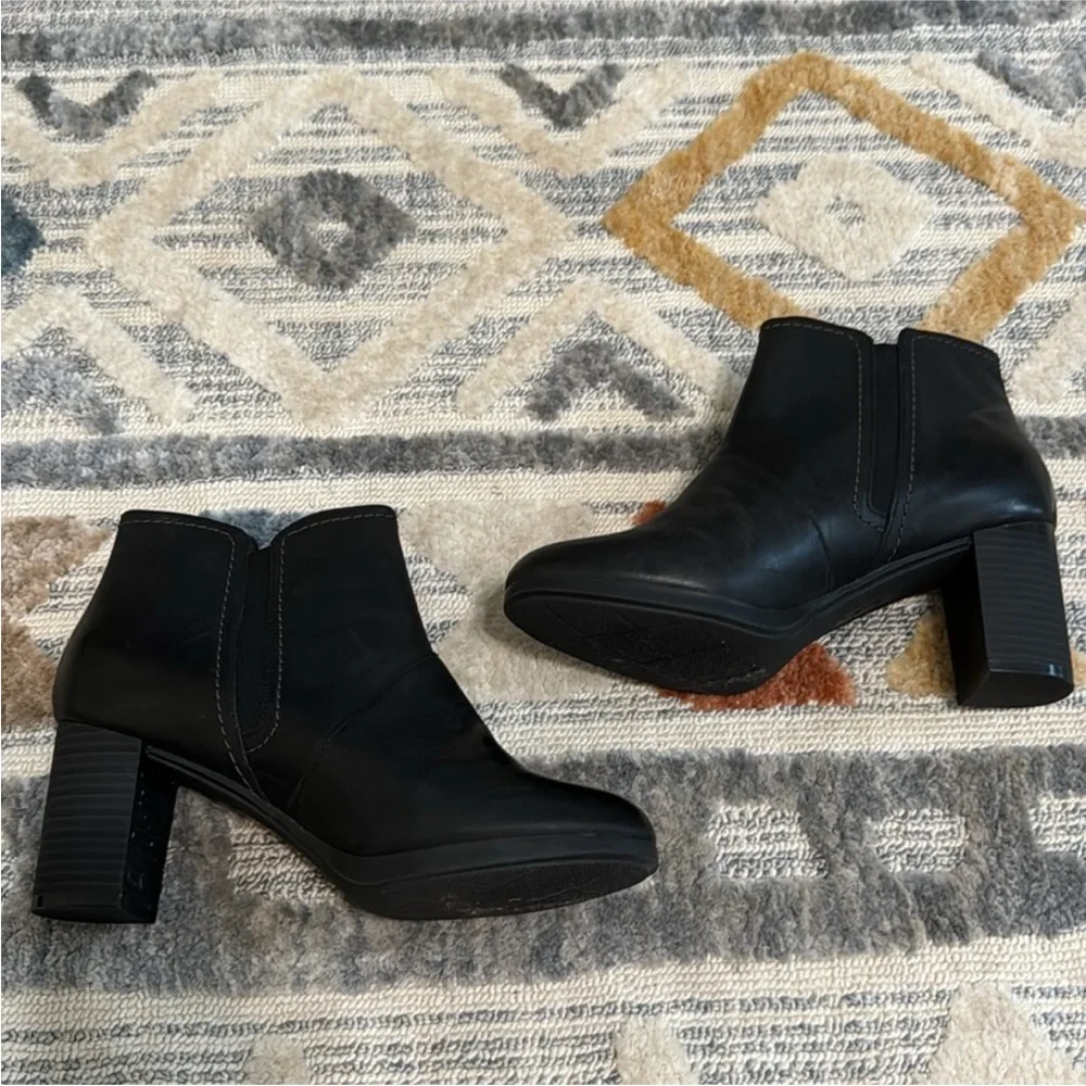 Clarks Bayla Glow Black Leather Ankle Bootie Block Heel